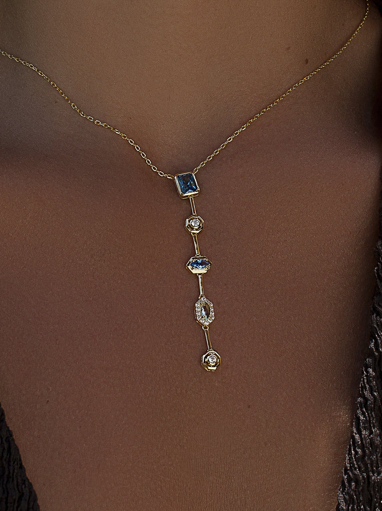 Collar colgante lineal de plata bañada en oro con piedra azul