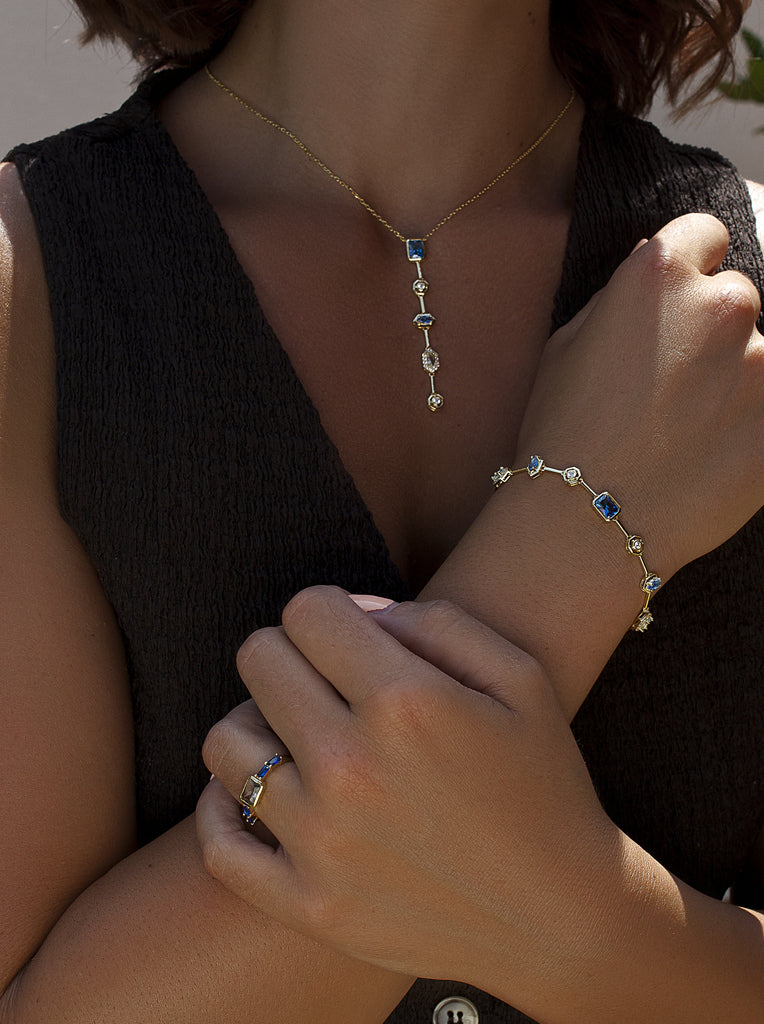 Pulsera fina de plata bañada en oro con piedras azules y brillo