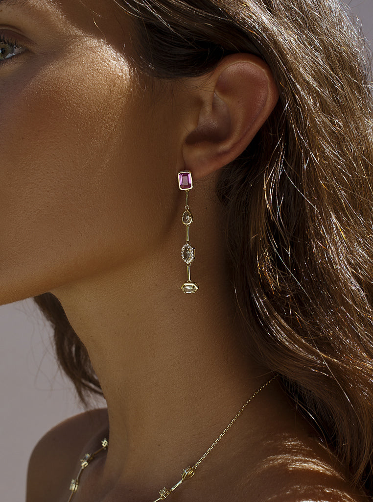 Pendientes largos de plata bañada en oro con piedra fucsia y circonitas