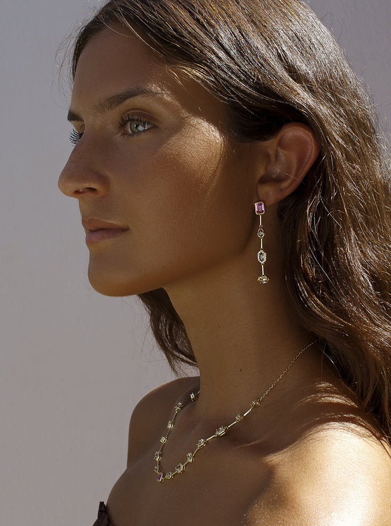 Pendientes largos de plata bañada en oro con piedra fucsia y circonitas