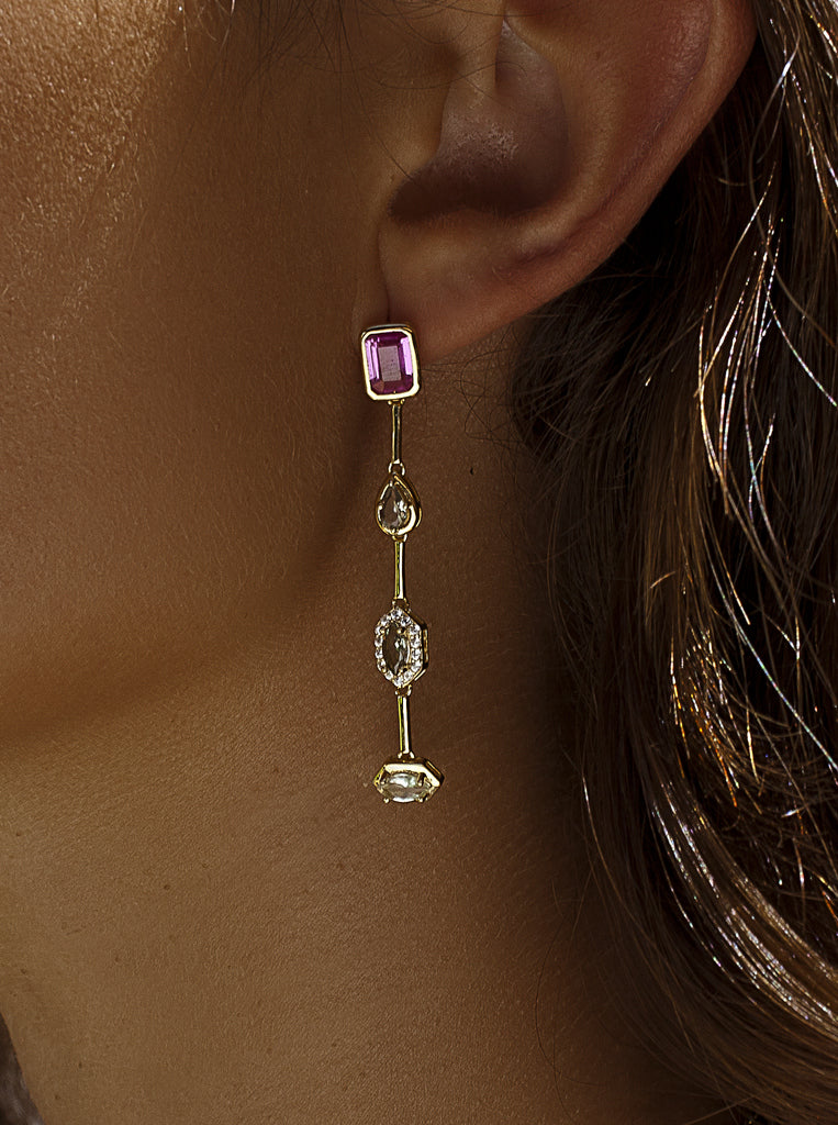 Pendientes largos de plata bañada en oro con piedra fucsia y circonitas