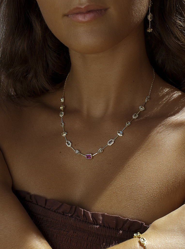 Collar de plata bañada en oro con piedra fucsia y circonitas