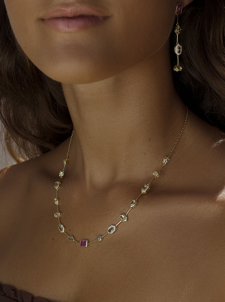 Collar de plata bañada en oro con piedra fucsia y circonitas