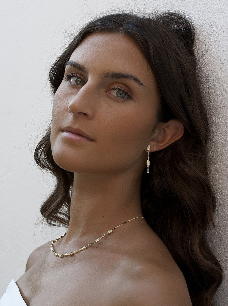 Pendientes largos dorados de plata art déco con circonitas blancas y lila