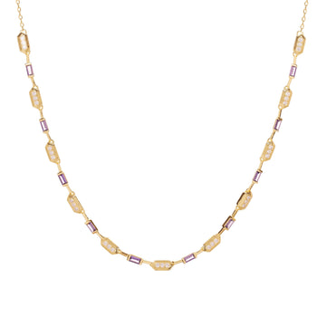 Collar dorado de plata bañada en oro art déco con circonitas blancas y piedras lila en eslabones geométricos