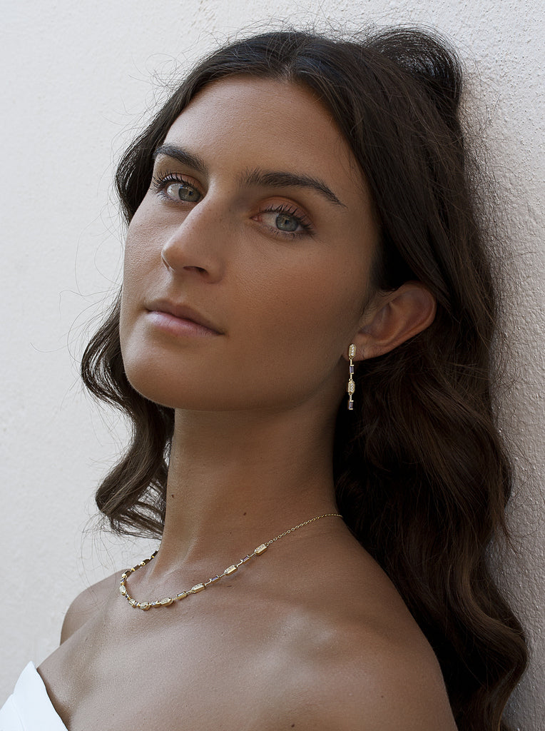 Collar dorado de plata bañada en oro art déco con circonitas blancas y piedras lila en eslabones geométricos