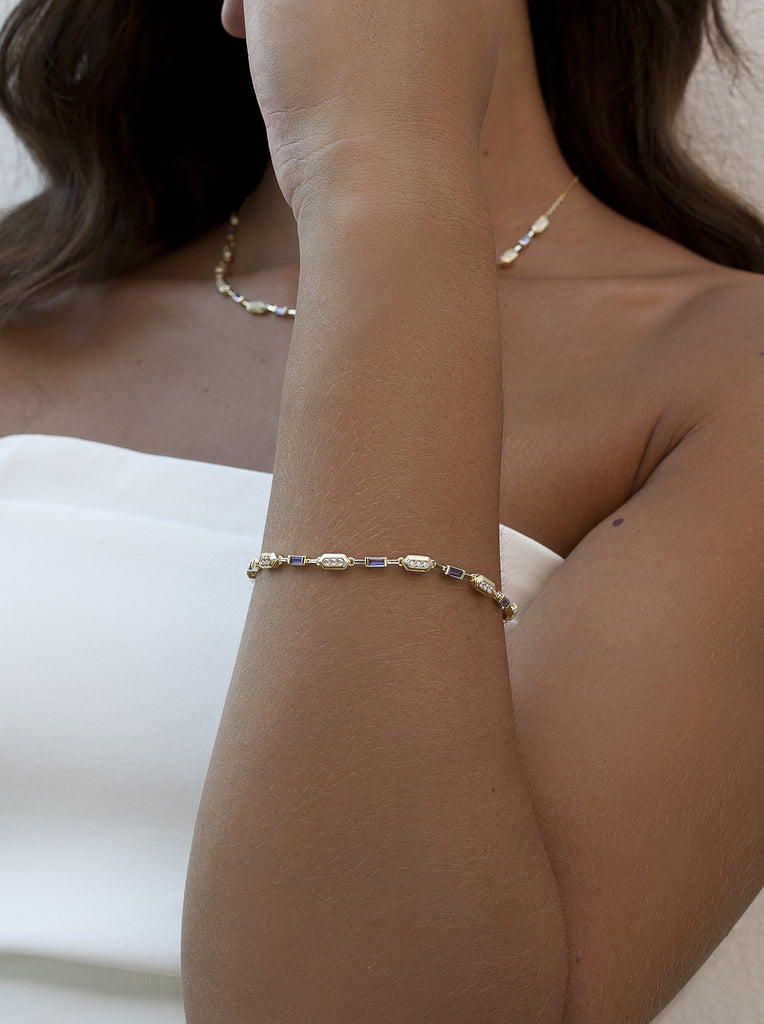 Pulsera dorada de plata art déco de eslabones con circonitas blancas y lila baguette
