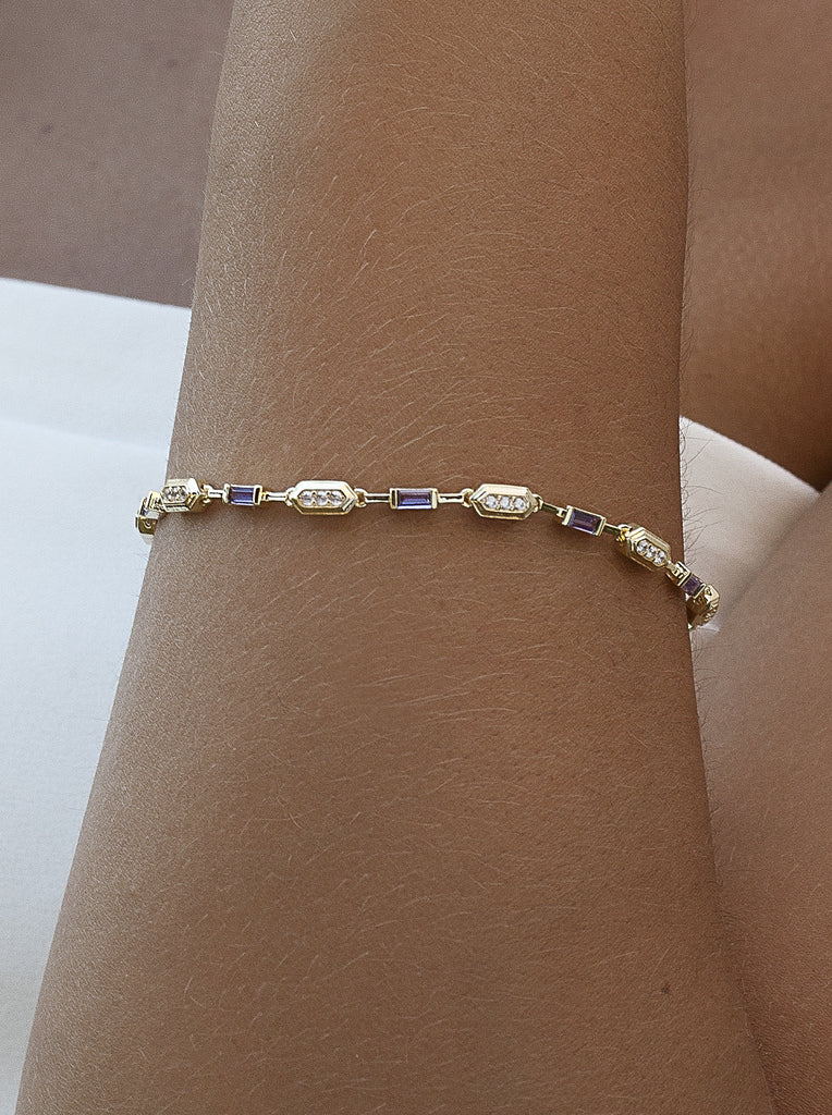 Pulsera dorada de plata art déco de eslabones con circonitas blancas y lila baguette