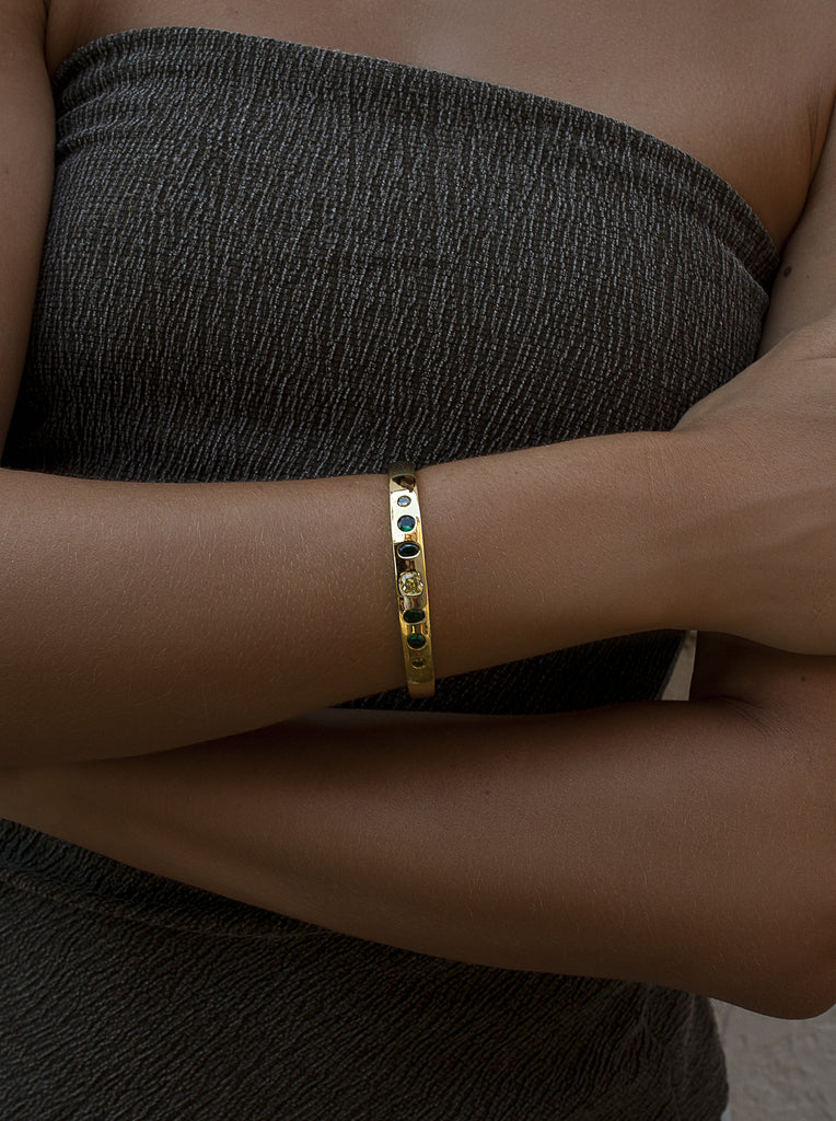 Pulsera rígida de plata dorada con piedras verdes y blancas