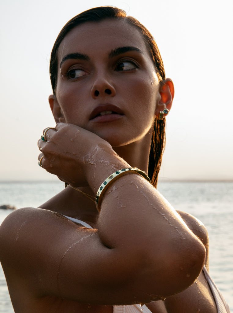 Pulsera rígida de plata dorada con piedras verdes y blancas