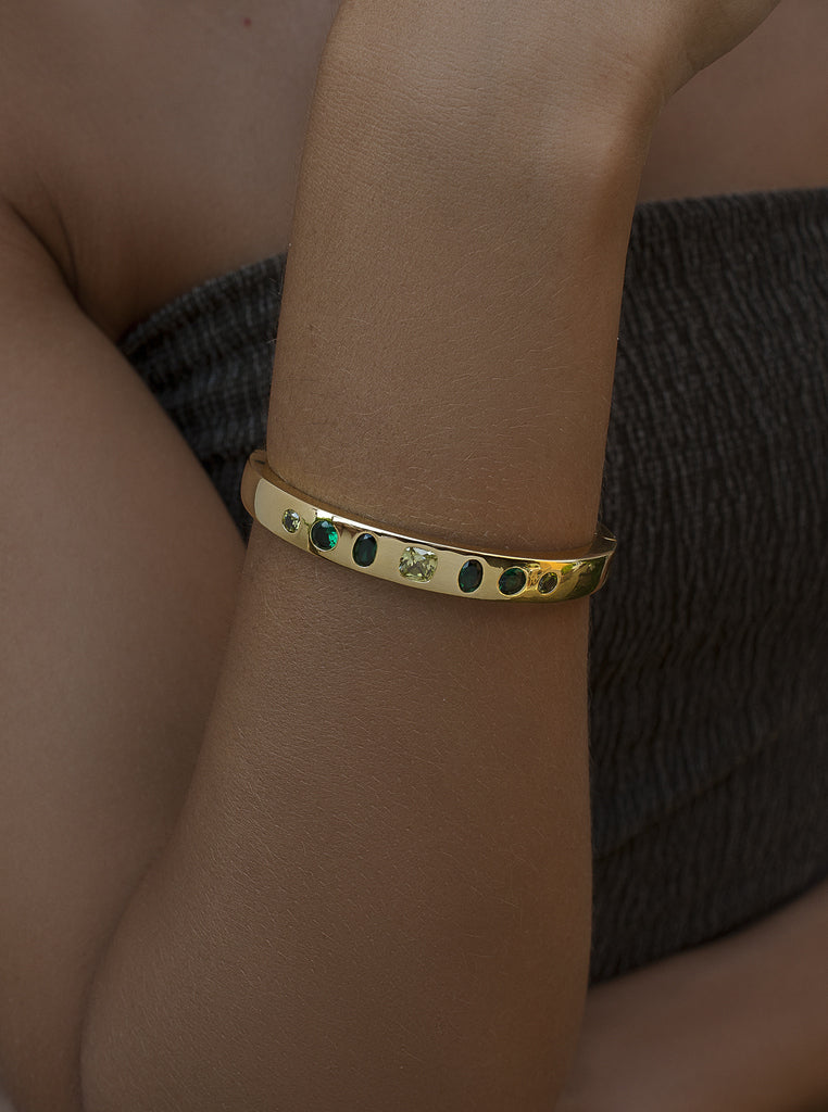 Pulsera rígida de plata dorada con piedras verdes y blancas