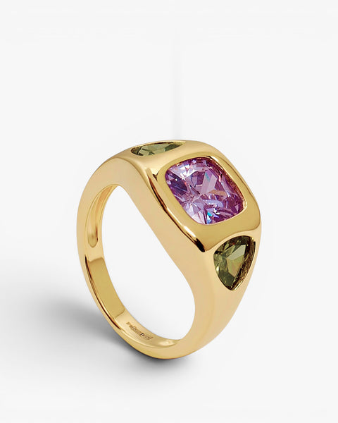 Anillo sello de plata bañado en oro con piedra lila central y laterales verdes