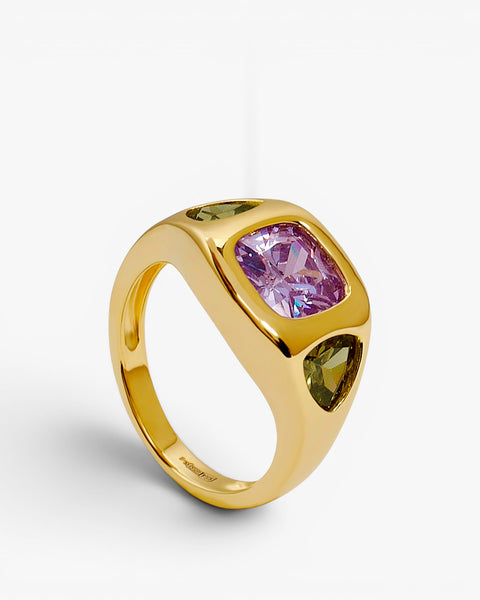 Anillo sello de plata bañado en oro con piedra lila central y laterales verdes
