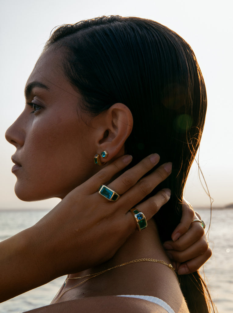 Anillo sello de plata bañado en oro con piedras aguamarina y verde