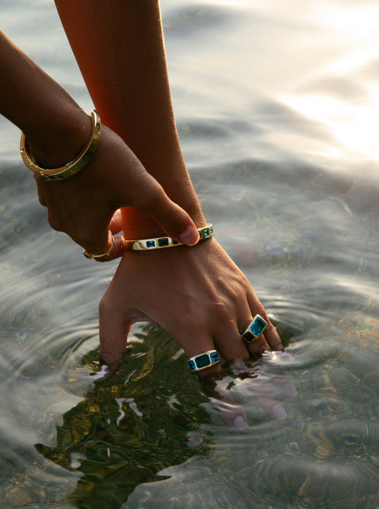 Anillo sello de plata bañado en oro con piedras aguamarina y verde
