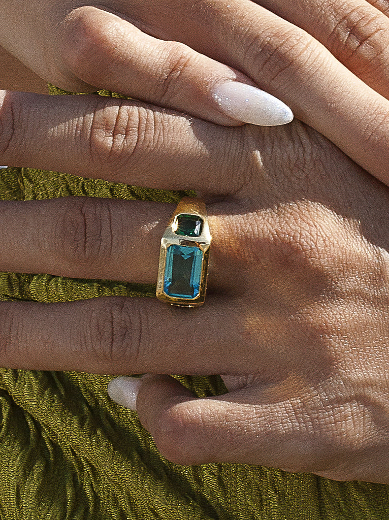 Anillo sello de plata bañado en oro con piedras aguamarina y verde