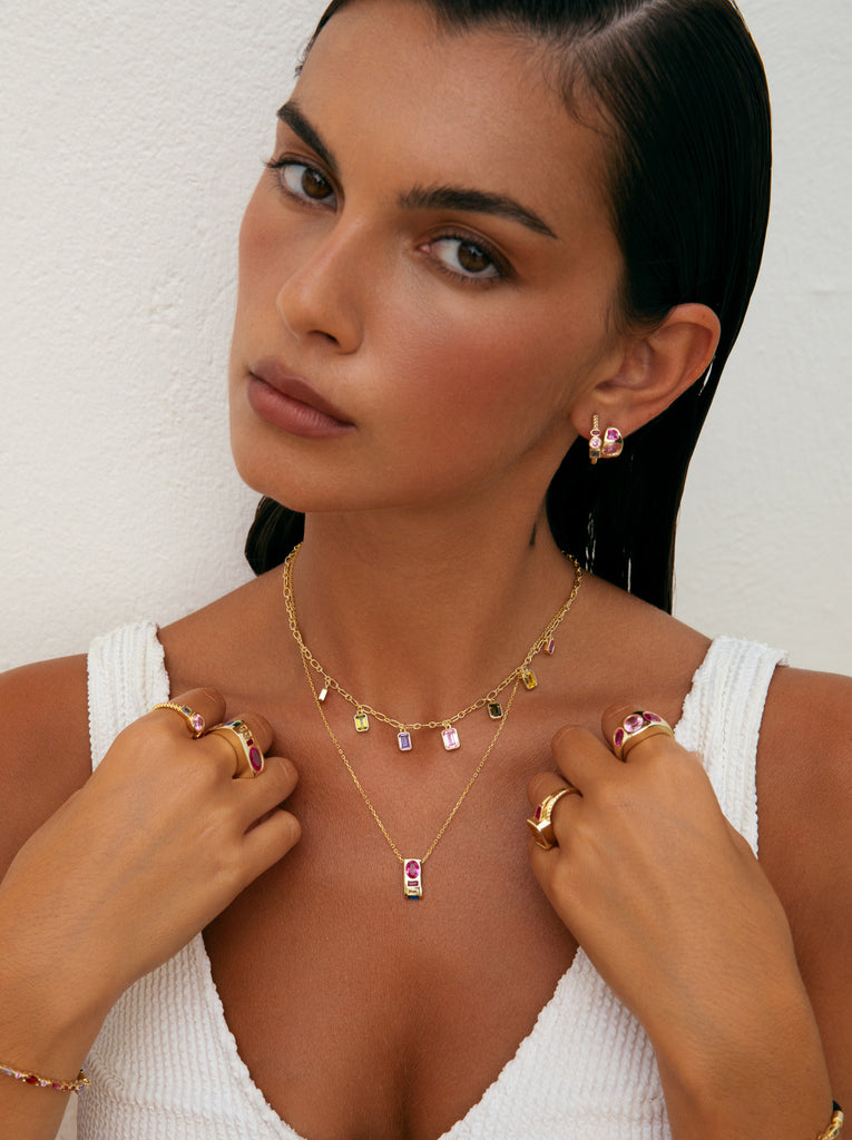 Pendientes aro de plata bañados en oro con piedra rosa y fucsia | huggie
