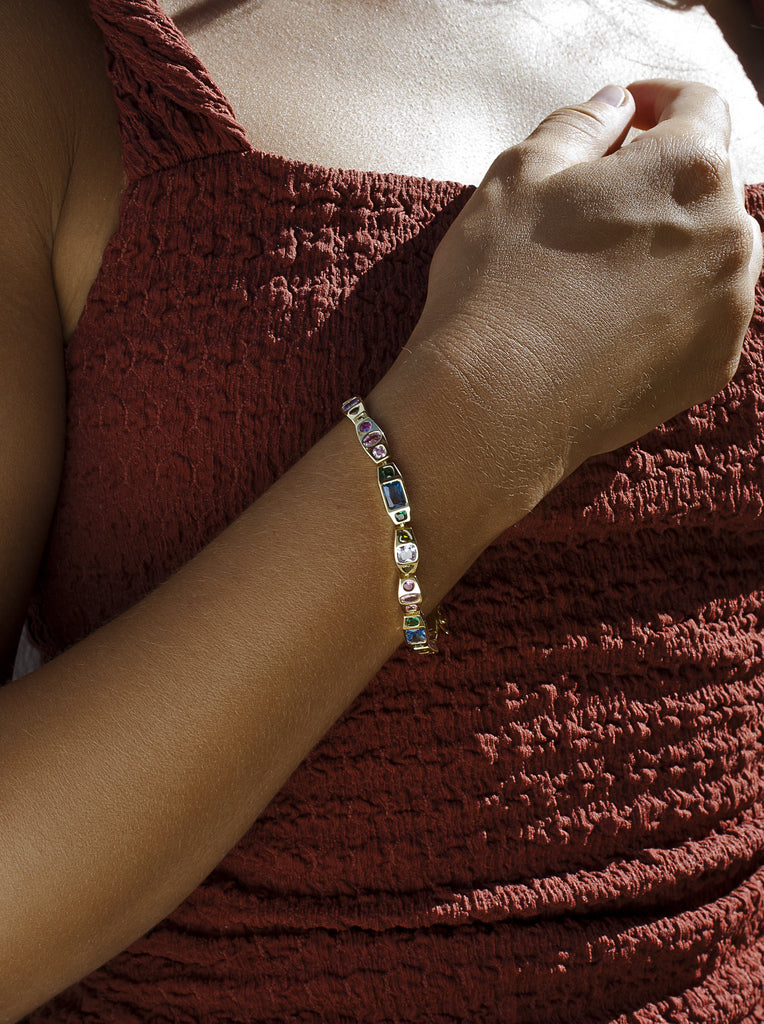 Pulsera de plata bañada en oro de eslabones con piedras multicolor