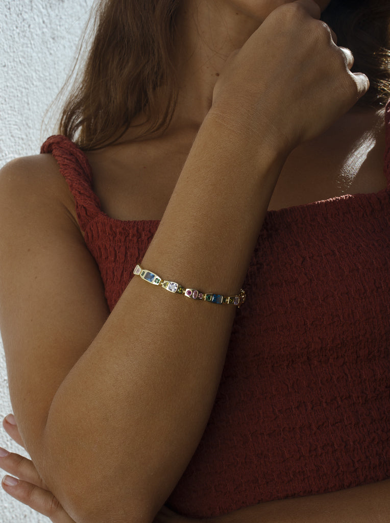Pulsera de plata bañada en oro de eslabones con piedras multicolor