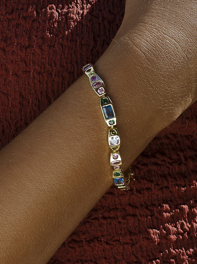 Pulsera de plata bañada en oro de eslabones con piedras multicolor