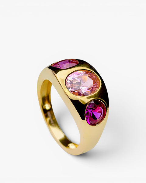 Anillo de plata bañado en oro tipo sello con piedra rosa