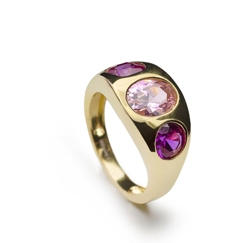 Anillo de plata bañado en orotipo sello con piedra rosa