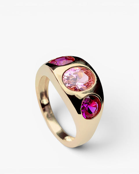 Bague en argent plaqué or de type chevalière avec pierre rose