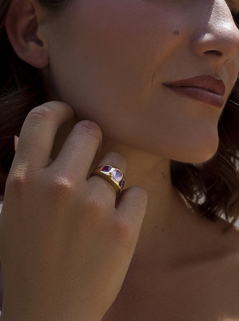 Anillo de plata bañado en orotipo sello con piedra rosa