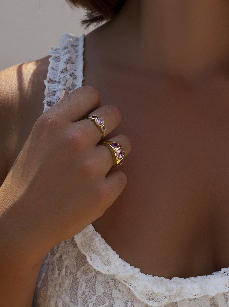 Anillo de plata bañado en orotipo sello con piedra rosa