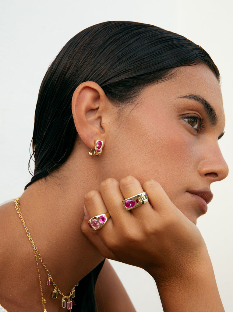 Anillo de plata bañado en orotipo sello con piedra rosa