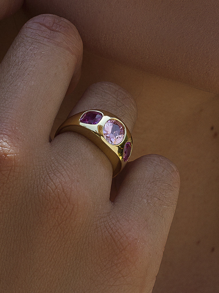 Anillo de plata bañado en orotipo sello con piedra rosa