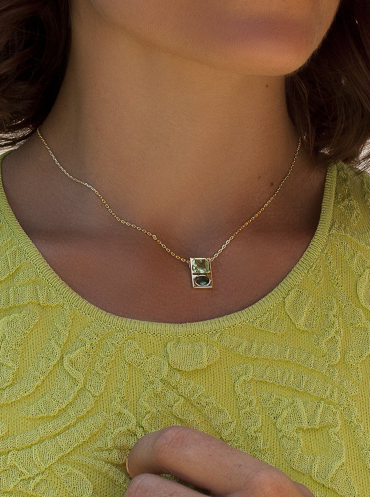 Collar de plata baño en oro con colgante geométrico y piedras verdes