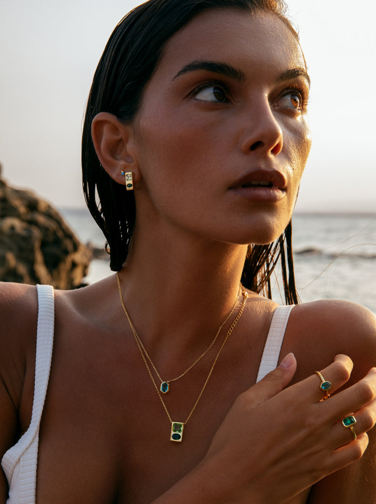 Collar de plata baño en oro con colgante geométrico y piedras verdes