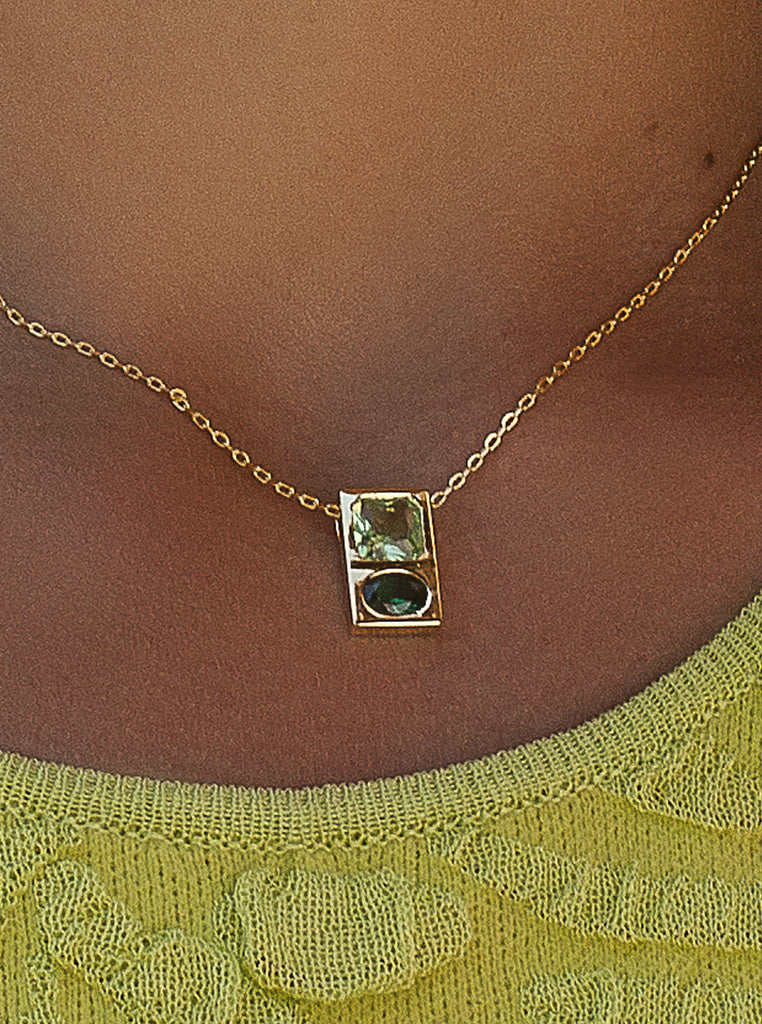 Collar de plata baño en oro con colgante geométrico y piedras verdes