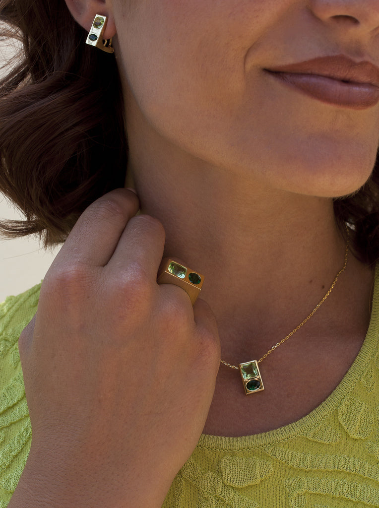 Anillo sello de plata bañado en oro con piedras verdes rectangulares y oval