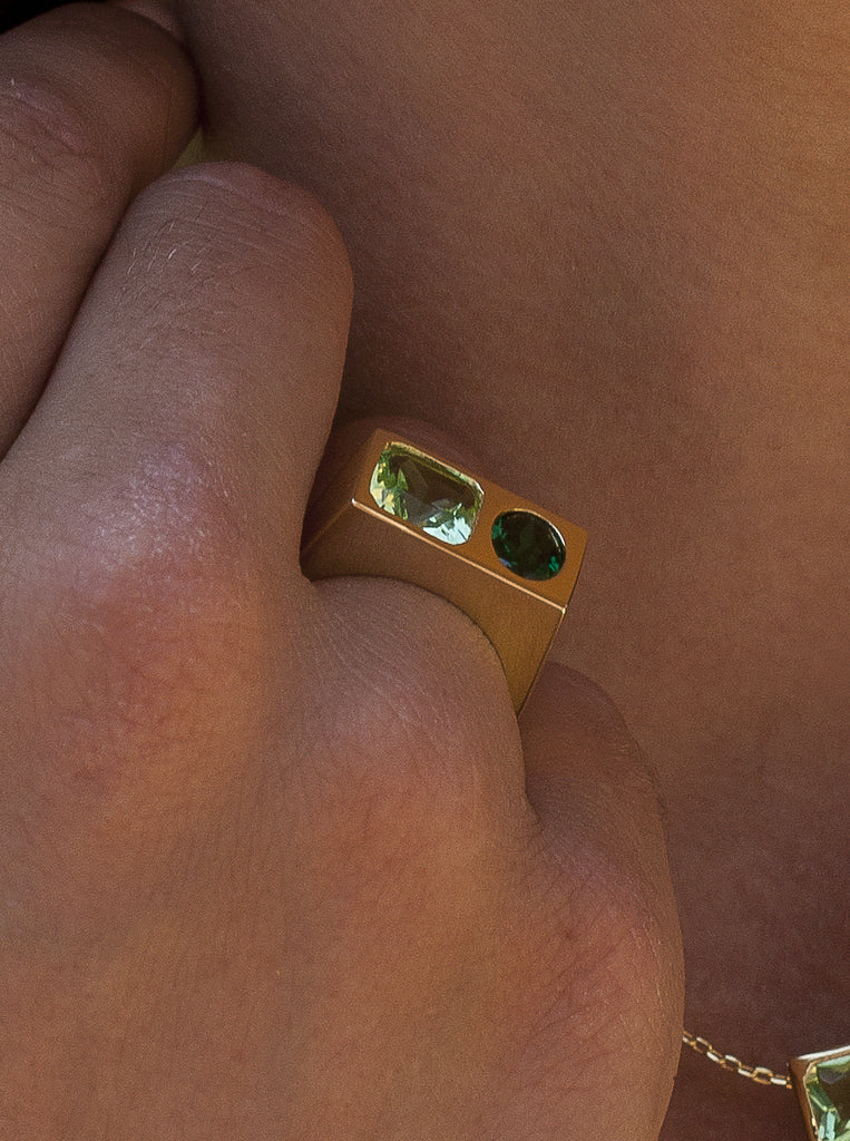 Anillo sello de plata bañado en oro con piedras verdes rectangulares y oval