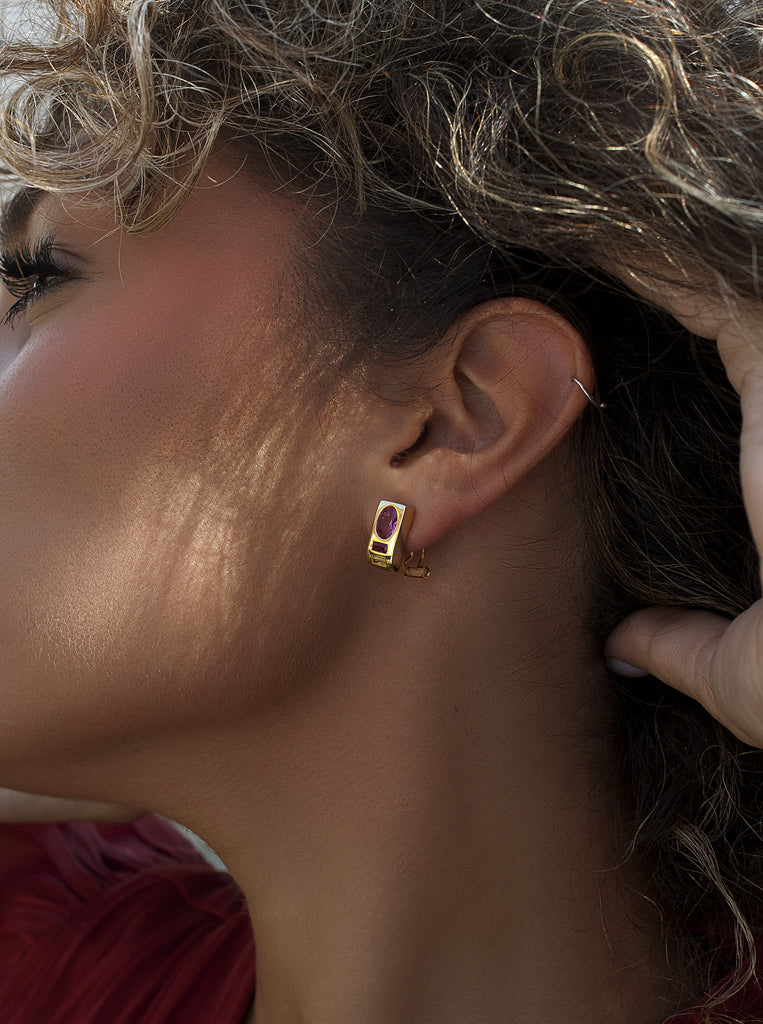 Pendientes huggie prisma rosa multicolor de plata bañada en oro