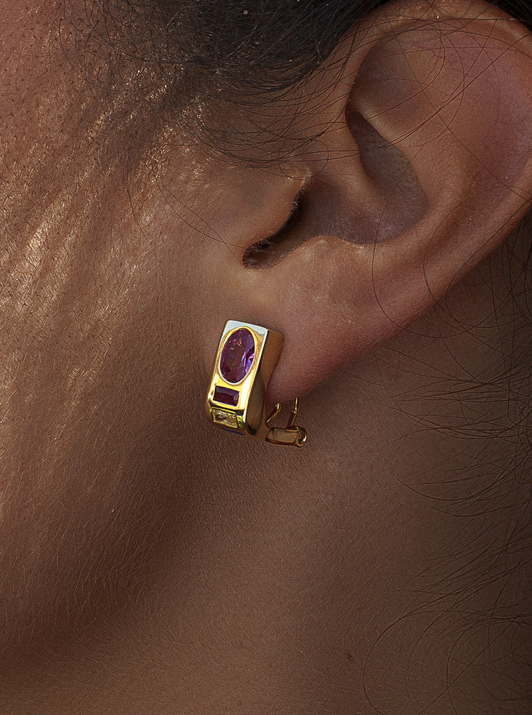 Pendientes huggie prisma rosa multicolor de plata bañada en oro