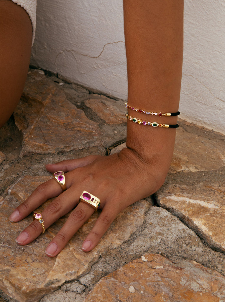 Anillo prisma rosa multicolor ancho de plata bañada en oro