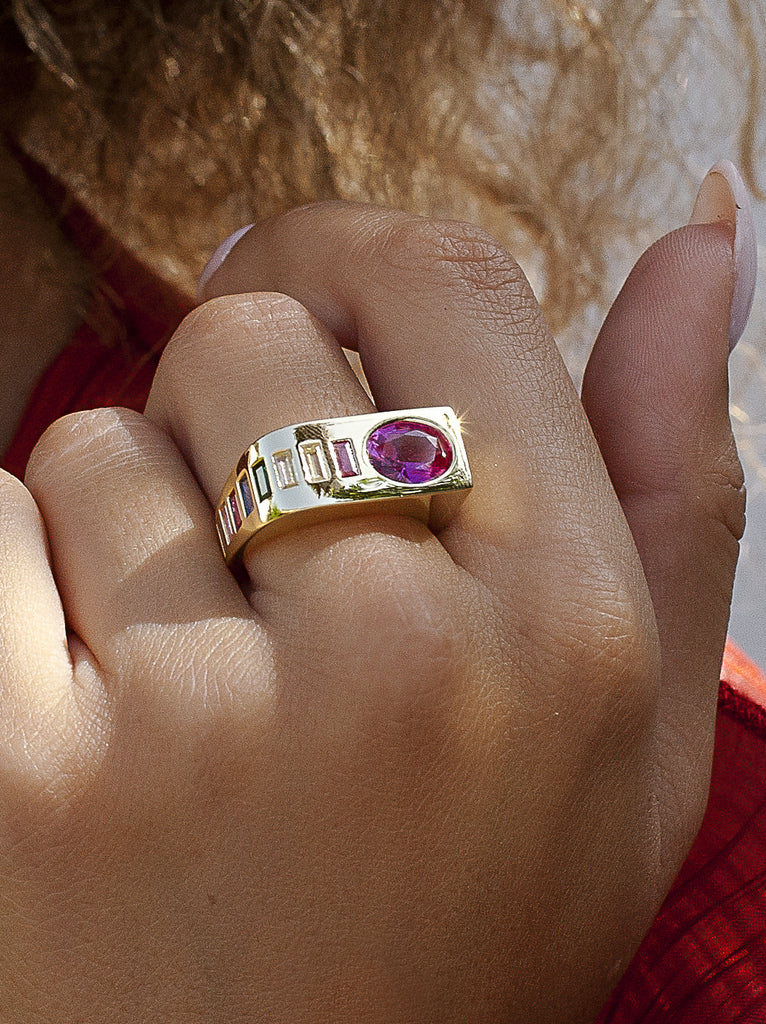 Anillo prisma rosa multicolor ancho de plata bañada en oro