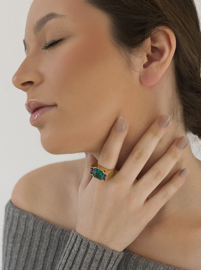 Anillo de plata 925 dorada con piedra verde y detalles malva