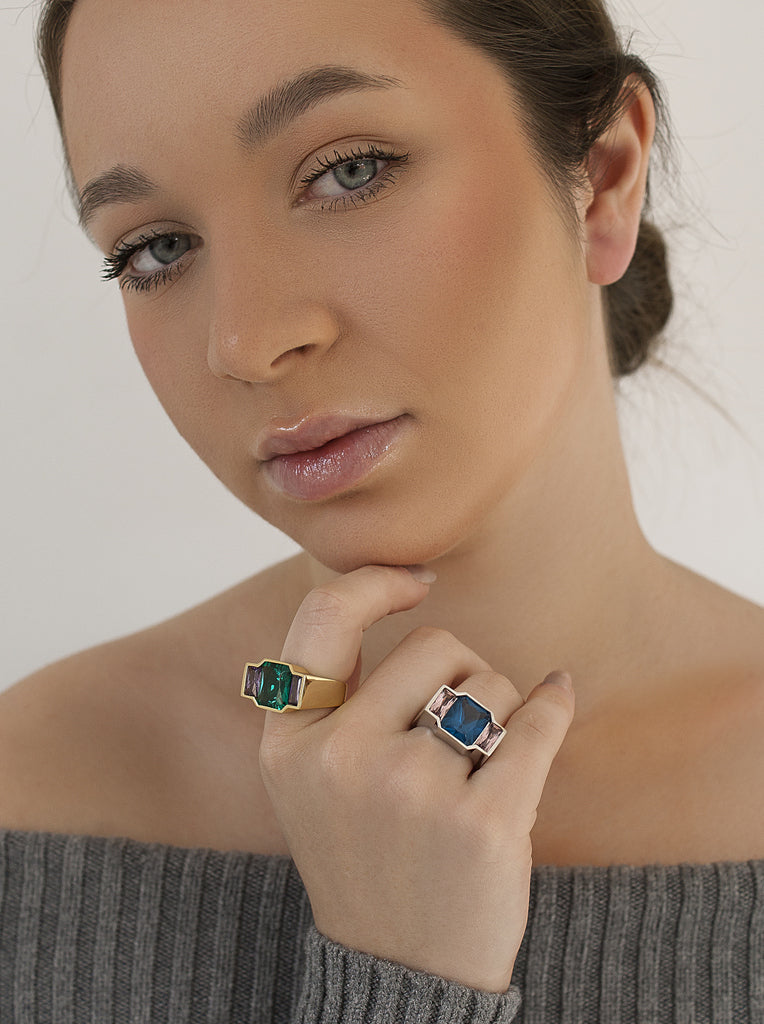 Anillo de plata 925 dorada con piedra verde y detalles malva