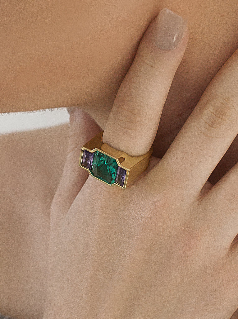 Anillo de plata 925 dorada con piedra verde y detalles malva
