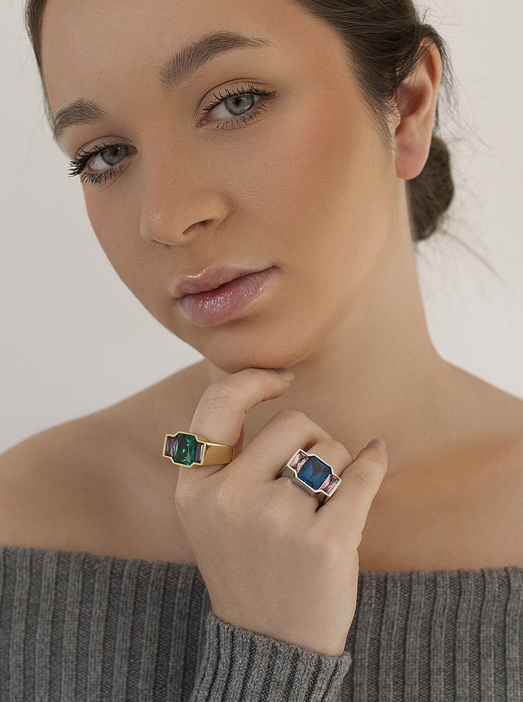 Anillo de plata 925 con piedra azul y detalles rosa