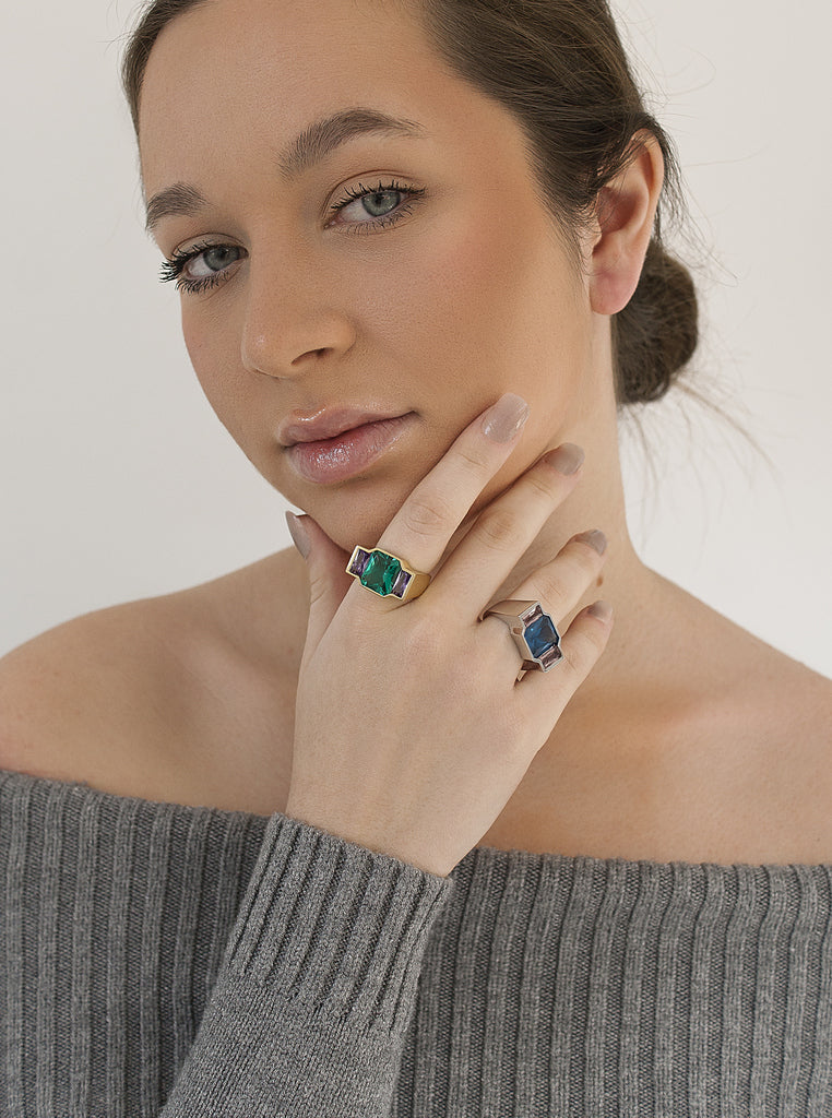 Anillo de plata 925 con piedra azul y detalles rosa