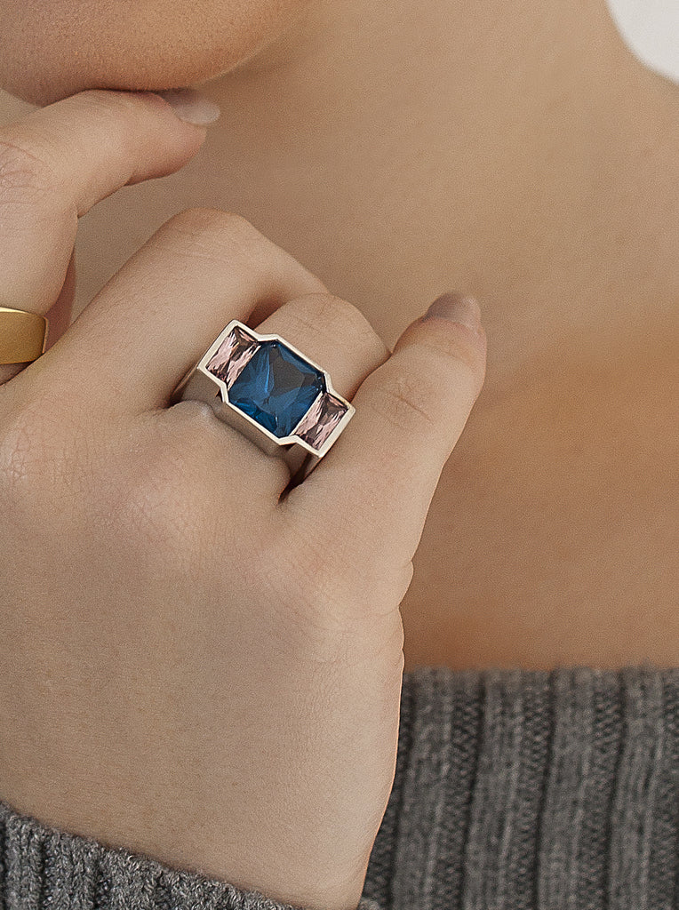 Anillo de plata 925 con piedra azul y detalles rosa