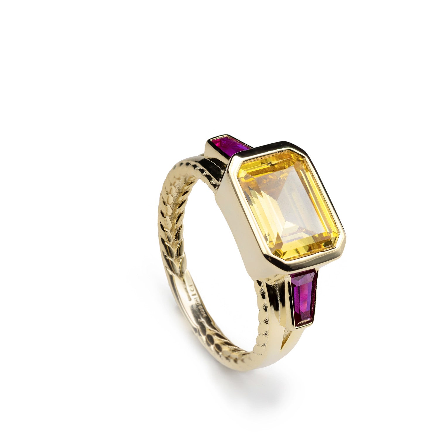 Anillo trenzado citrino con circonitas moradas de plata bañada en oro