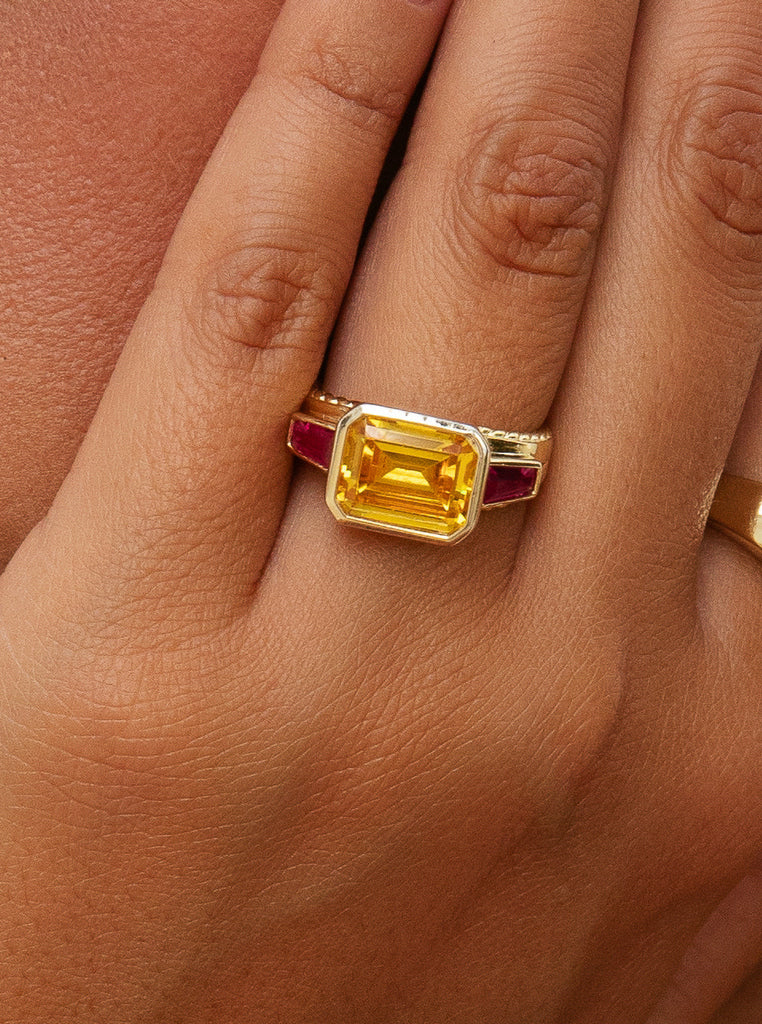 Anillo trenzado citrino con circonitas moradas de plata bañada en oro