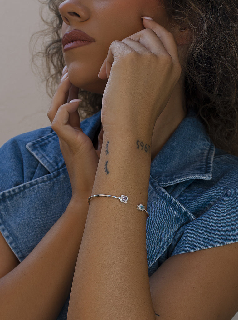 Pulsera rígida de plata con circonitas lila y azul