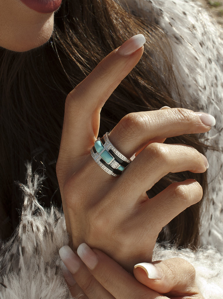 Anillo ancho de plata con turquesa  negro y circonitas
